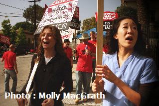 Ellen Pompeo et Sandra Oh, stars de la sÃ©rie "Grey's Anatomy" ont participÃ© aux manifestations de la WGA