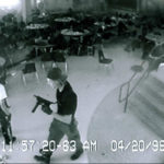 Images de la camÃ©ra de surveillance du lycÃ©e Colombine oÃ¹ Eric Harris et Dylan Klebold ont tuÃ©s 13 personnes