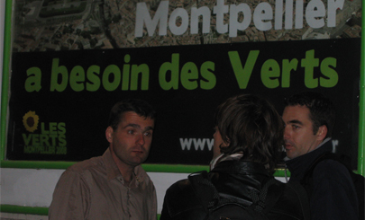 Emmanuel Reynaud (Ã  gauche) et les photographes de presse le 9 mars au soir